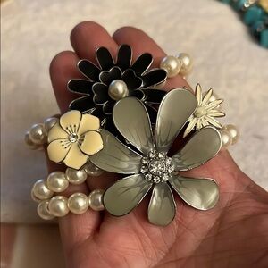 Floral Statement Necklace & Bracelet Set – Black, White & Pearl Beads